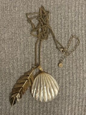 Vintage Lauren Conrad marked gold tone mother of pearl seashell necklace